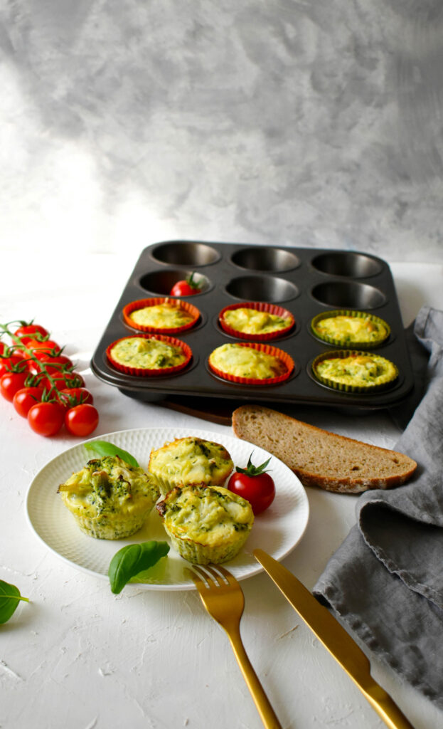 sonkás-brokkolis tojásmuffin