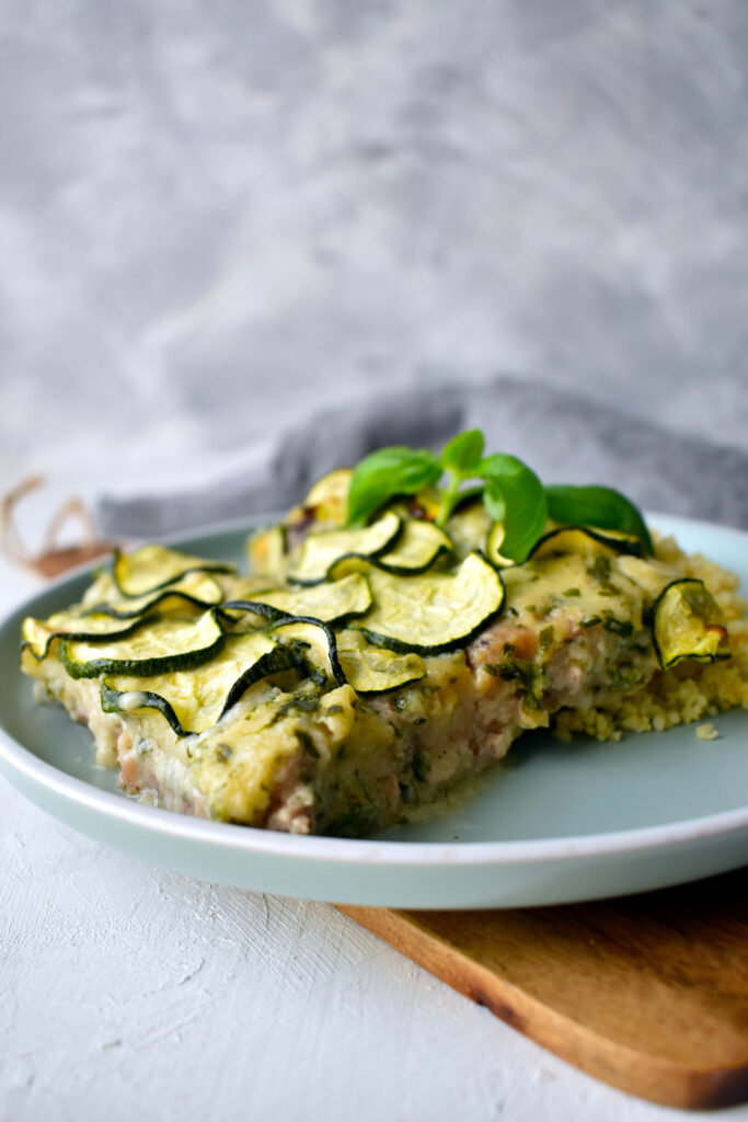 Zöldfűszeres sajtmártásban sült afrikai harcsa cukkinivel