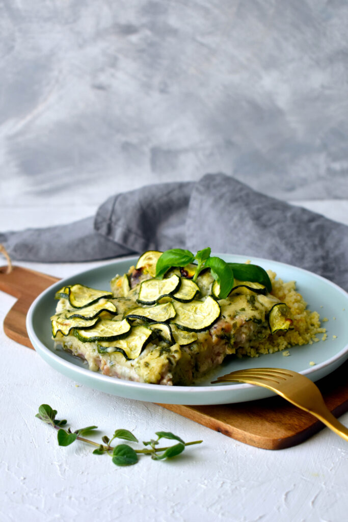 Zöldfűszeres sajtmártásban sült afrikai harcsa cukkinivel