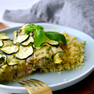 Zöldfűszeres sajtmártásban sült afrikai harcsa cukkinivel