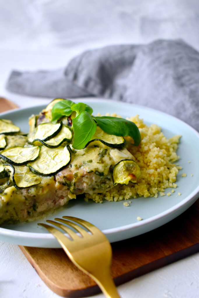 Zöldfűszeres sajtmártásban sült afrikai harcsa cukkinivel