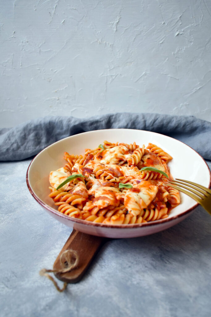 Mozzarellás paradicsomos tészta