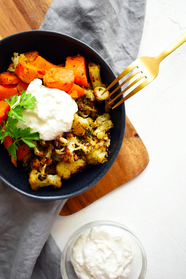 Sült karfiol és édesburgonya tál