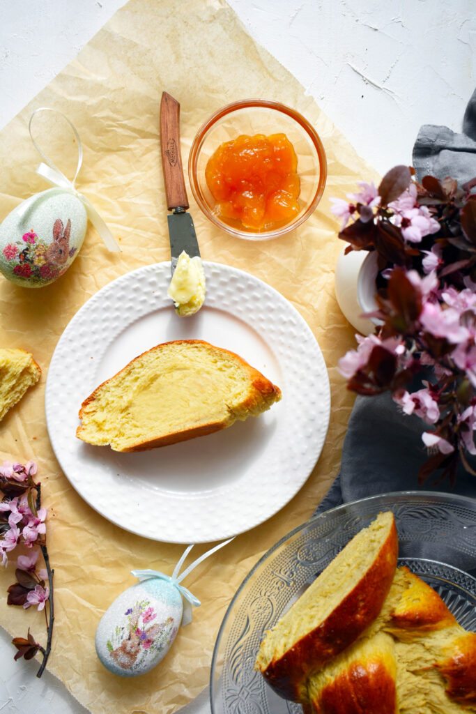 kalács vajjal és lekvárral