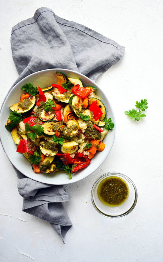 Kuszkusz saláta grillezett zöldségekkel és chimichurri szósszal
