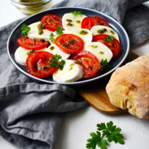 Mozzarella saláta paradicsommal és chimichurri szósszal
