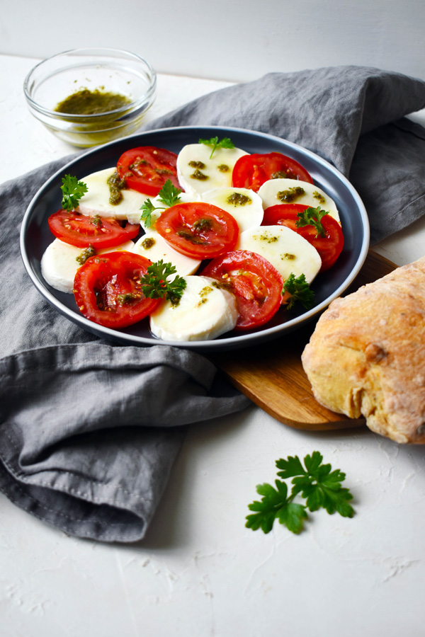 Mozzarella saláta paradicsommal és chimichurri szósszal