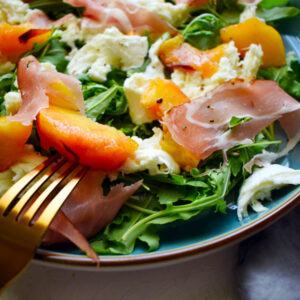 nyári saláta őszibarackkal és sonkával