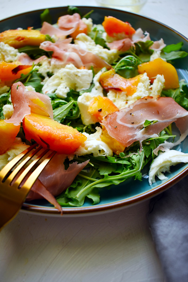 nyári saláta őszibarackkal és sonkával
