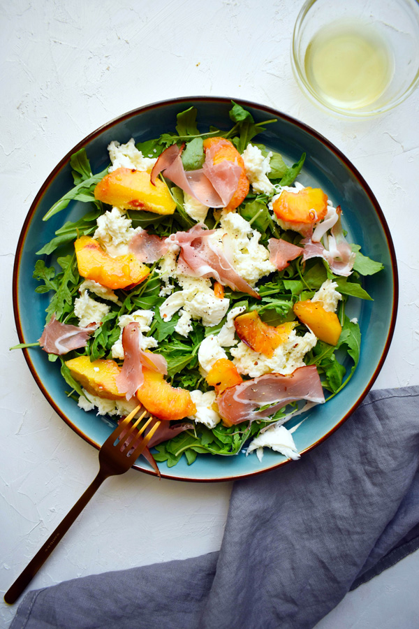 Arugula with mozzarella, peaches, and ham