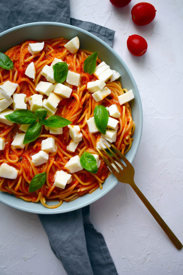 spaghetti with tomato sauce