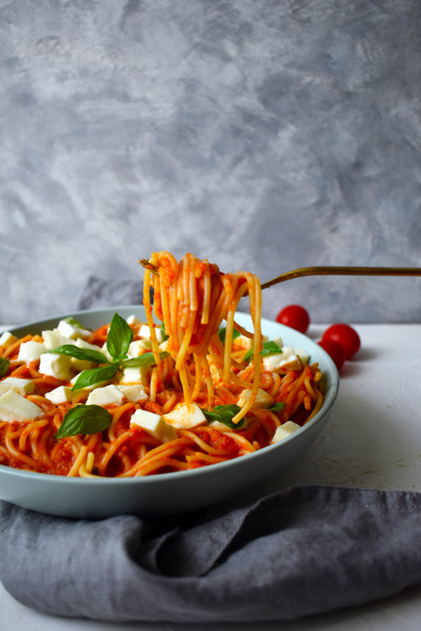 Healthy spaghetti with tomato sauce