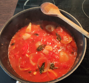 házi spagetti szósz főzése