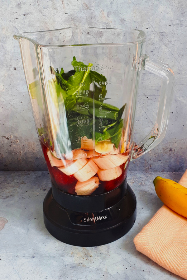 making a green smoothie