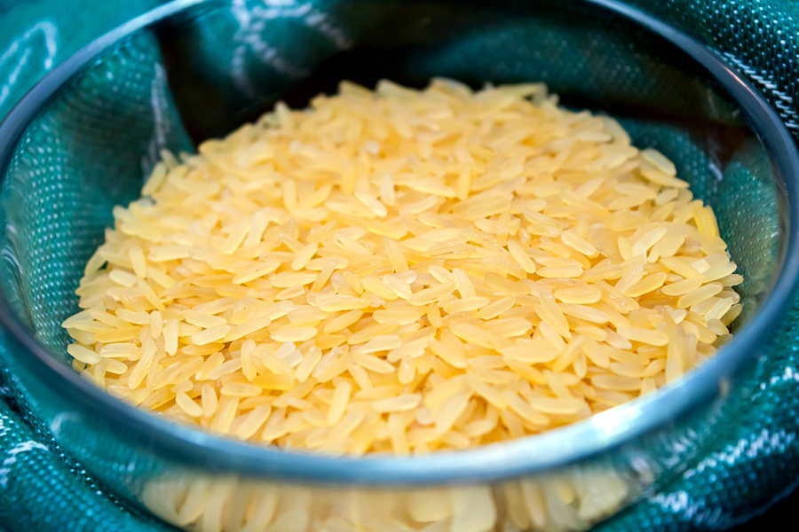 washing and soaking rice