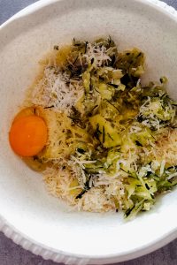 a cukkini tócsni elkészítésének egy fázisa