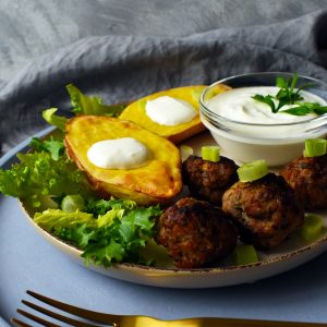 húsgolyók héjában sült krumplival