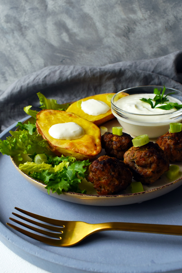 húsgolyók héjában sült krumplival