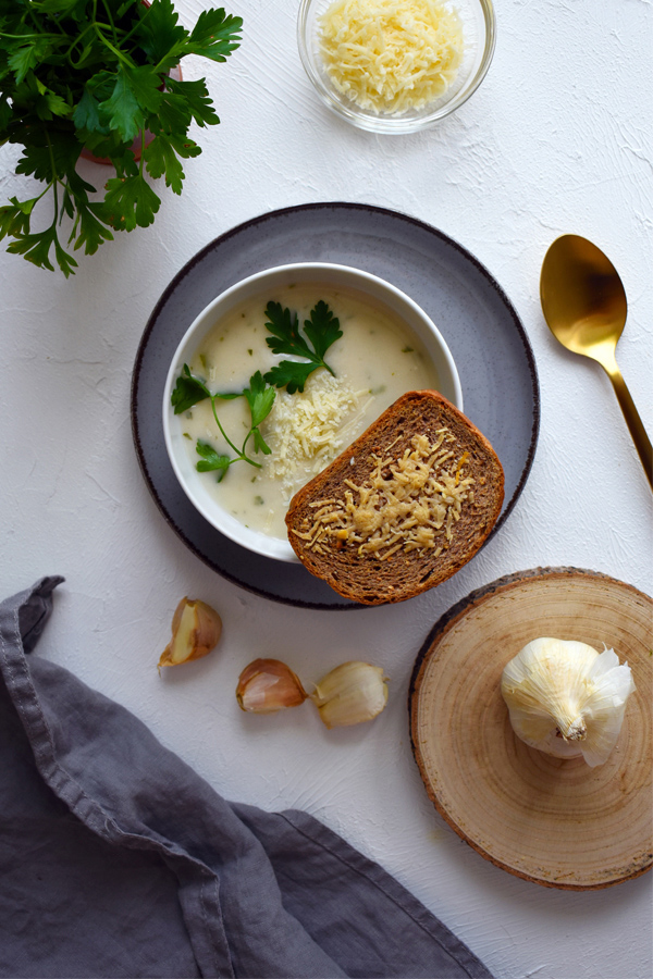 Garlic cream soup with cheese