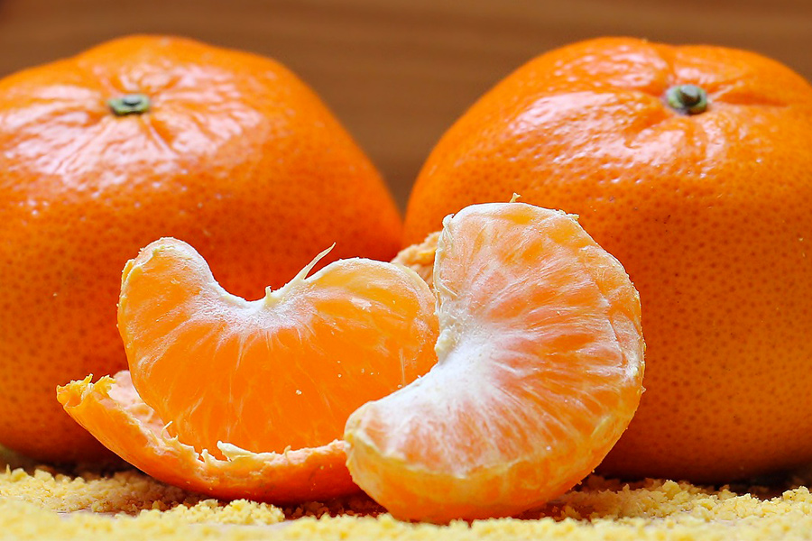 Orange, healthy winter foods: tangerine