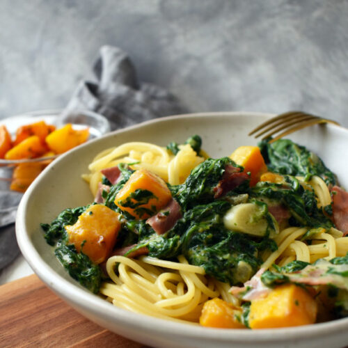 Spenótos-sütőtökös spagetti sonkával