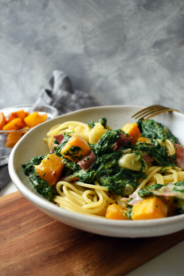 Spaghetti with spinach and pumpkin
