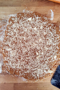 kinyújtott tészta sajtos rúdhoz