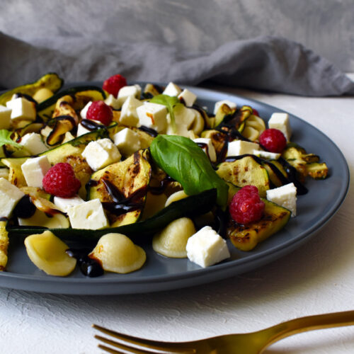 cukkinisaláta málnával és fetával