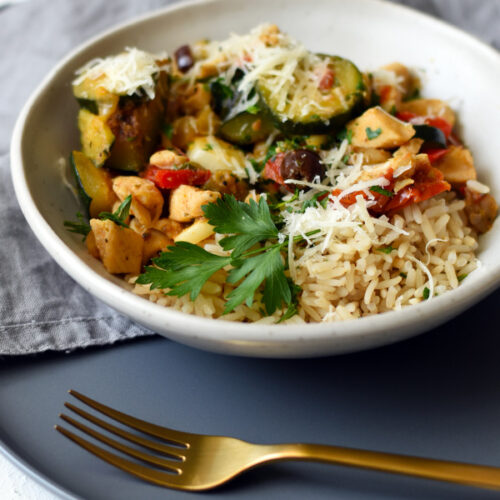 Mediterrán brassói csirkemellből barna rizzsel